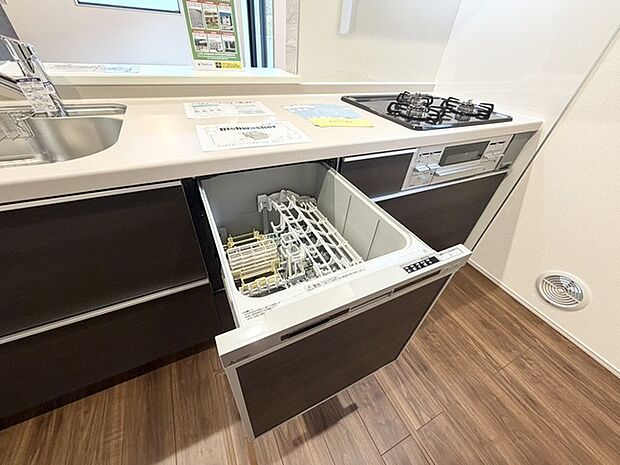 家事の時短に効果大の食洗器付き。高温でパワフルに洗い、温風乾燥します。手洗いよりも節水・節約が可能です。 一度使うと手放せないですよ!