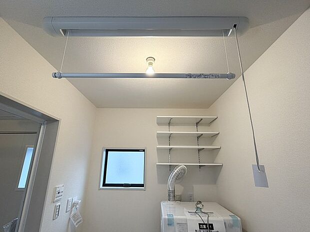 便利な室内用物干し竿を備え天候を気にせず快適に過ごせる実用的な空間