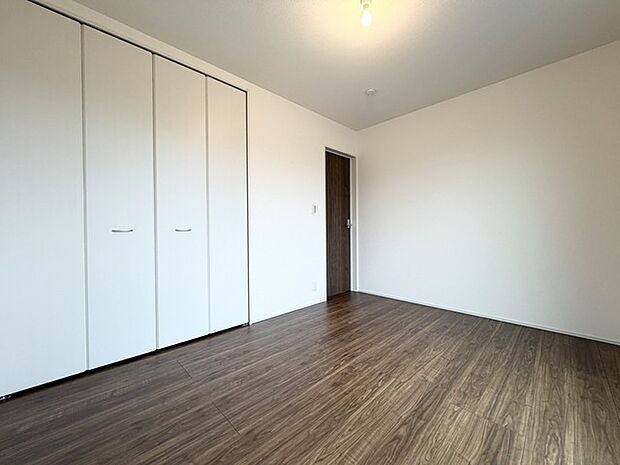 洋室は明るい空間となっています!子供部屋にも良さそうですね!