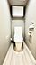 トイレ：上部に収納棚があり、トイレットペーパーや掃除用具をスッキリ収納できます！  