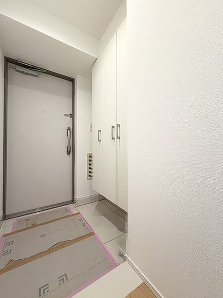大型の下駄箱収納でお気に入りの靴もたっぷり収納できますね！