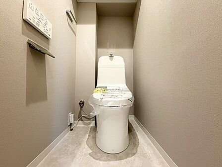 ウォシュレット付きです！ 上部に収納棚があるので、トイレットペーパー等のストックもバッチリです！ 