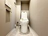 トイレ：ウォシュレット付きです！ 上部に収納棚があるので、トイレットペーパー等のストックもバッチリです！ 