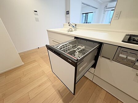 家事の時短に効果大の食洗器付き。高温でパワフルに洗い、温風乾燥します。手洗いよりも節水・節約が可能です。 一度使うと手放せないですよ!