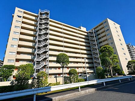 青空に映える堂々とした佇まいは大型コミュニティならではの存在感があります
