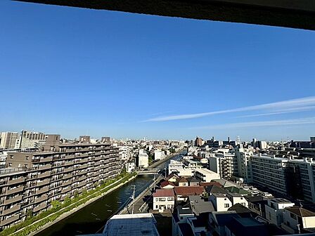青空が広がる開放的な眺望が日々の暮らしに心地よいゆとりをもたらしてくれます
