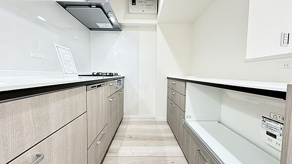 キッチンスペースは明るい空間に！使い手目線でポイントを押さえ、家事が楽しく進むキッチン。細部にまで施された上質なアイテムが快適な日常生活を叶えてくれます。