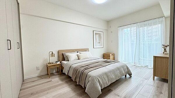 寝室は明るい空間となっています！子供部屋にも良さそうですね！ ※家具はイメージです。