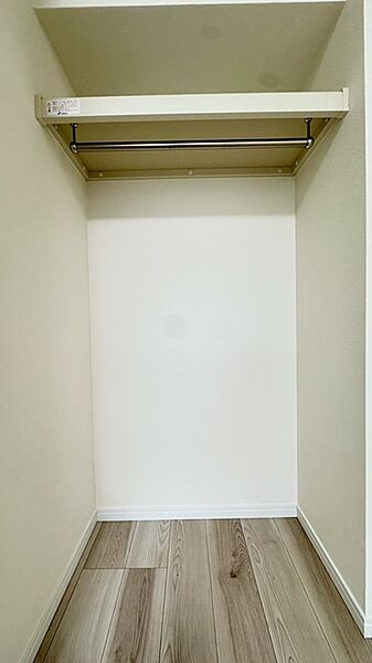 クローゼットも内にはハンガーパイプも設置されています！ そのまま洋服を掛けられるので、洋服ダンスも必要なさそうですね！