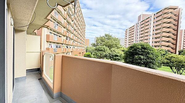 広々としたバルコニーがあり、たくさんの洗濯物を干すことができます！ 日当たりが良く暖かいですよ～！
