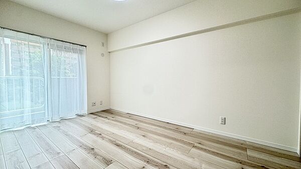 洋室は明るい空間となっています！子供部屋にも良さそうですね！