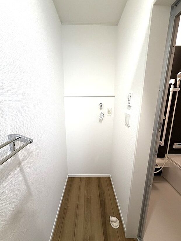 洗濯機置き場も広めのスペースを確保しております!是非、現地にてスペースを確認してみてください!