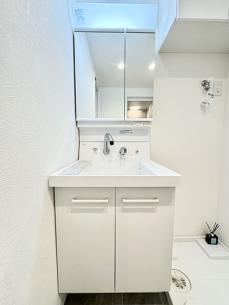 朝の身支度に便利なシャンプードレッサーはとっても便利です!シンク下の収納でアメニティ類のストックもバッチリ!