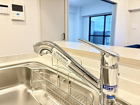 キッチンの水栓にワンタッチで切り替えられる浄水機能がついているのでわざわざ重いミネラルウォーターを買う必要がありません