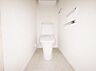 トイレ：上部に収納棚があり、トイレットペーパーや掃除用具をスッキリ収納できます！   