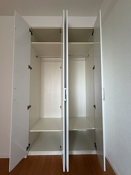 クローゼットも内にはハンガーパイプも設置されています！ そのまま洋服を掛けられるので、洋服ダンスも必要なさそうですね！