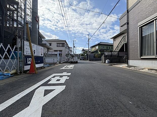 交通量の少ない前面道路です。 小さなお子様がいるご家庭でも安心です!