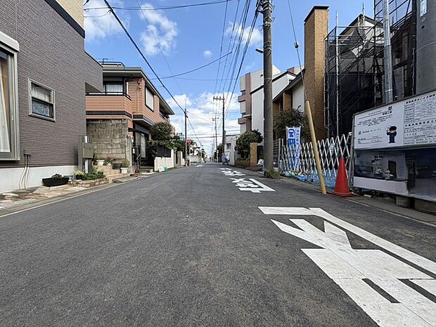 閑静な住宅街です!お子様と手を繋いで並んで歩けるくらい広い前面道路です!