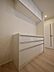 設備：大容量のカップボード付きで、多彩な食器を収納可能です。