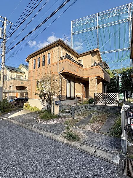 街並みに調和した落ち着きのある外観。建物の印象を大切にしたい方にもご注目いただきたいポイントです。外からの印象も含めて、ぜひ現地でご確認ください。