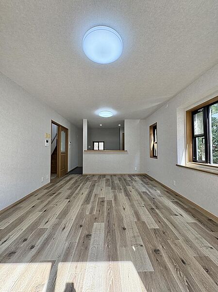 寝室や子供部屋、収納部屋など、家族構成や暮らし方に合わせて柔軟に使えるお部屋です。明るい室内で自分だけの空間を演出してください。