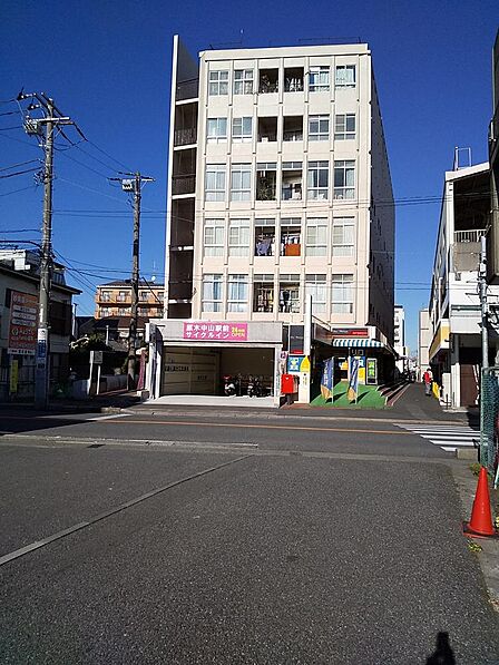 駅1分の利便性!天気の悪い日でもほとんど濡れずに移動可能です!