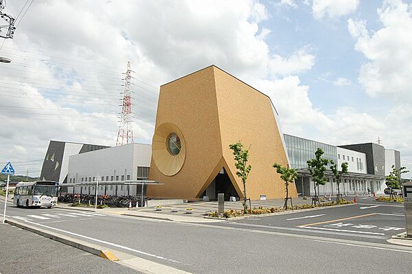 日進市立図書館（681m）