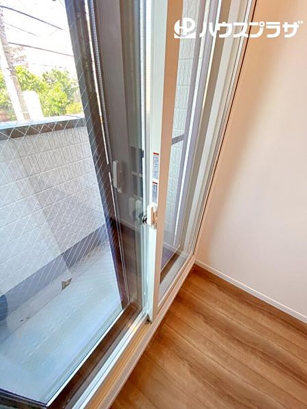 窓はインプラスで暖冷房費を節約。防音・結露・カビを軽減。