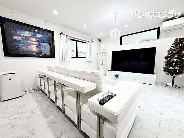 TVは「BRAVIA83型有機EL」、ソファー「ケルビンジョルマーニ」ドイツ製