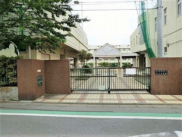 葛飾区立青戸中学校 徒歩3分。 210m