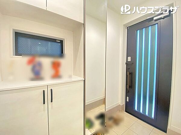 玄関収納には、お出かけ前の身だしなみチェックなどに重宝するミラーを設置しています