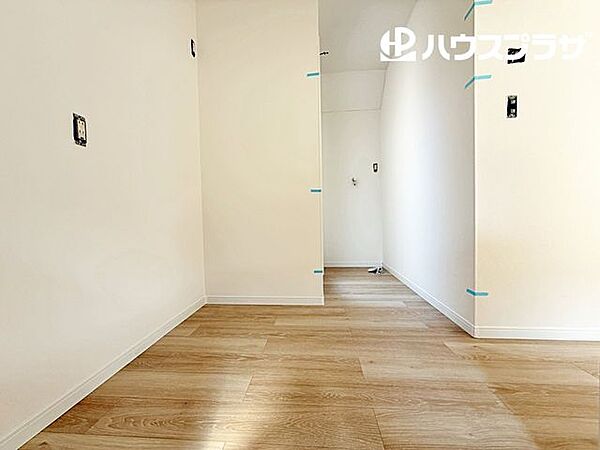 室内洗濯機置場が2階キッチン側バルコニーにございますので、洗濯してすぐに干せます。