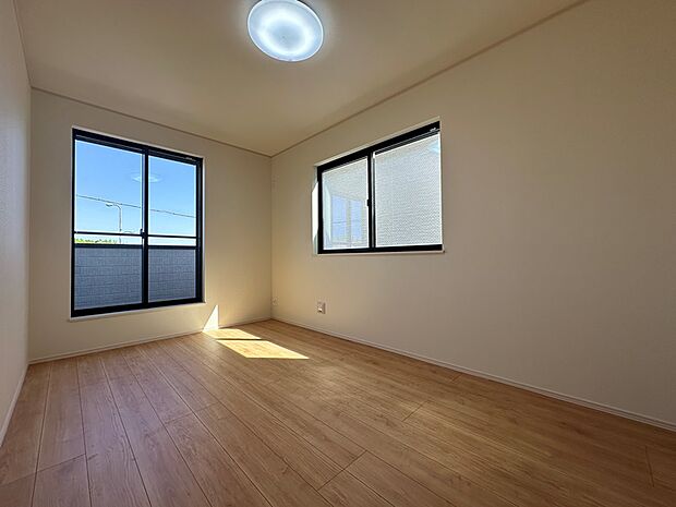 【2号棟洋室】6.18帖の洋室は東南側の窓から明るい日差しが差し込みます。