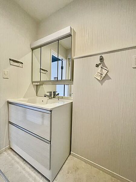 【洗面室】ゆとりのある洗面室です