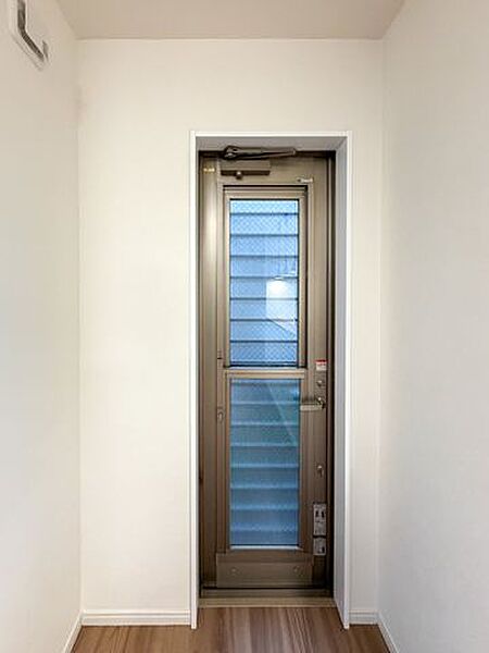日当たりの良い1階リビング。勝手口もあるので、ゴミ出しの日に合わせていったん外においておける環境が便利です。