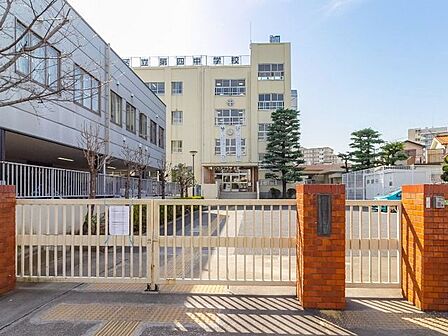 足立区立第四中学校 徒歩11分。 830m
