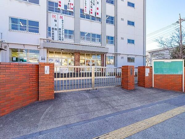 足立区立西新井中学校 徒歩16分 1240m