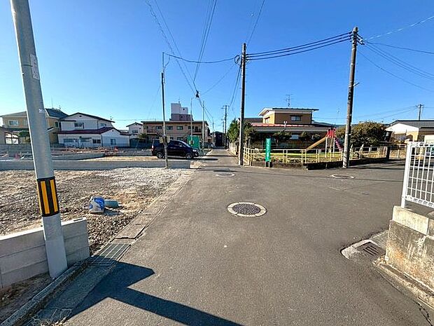 前面道路含む外観