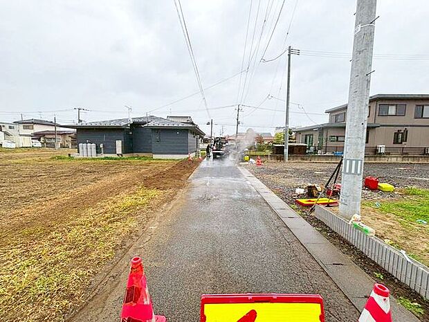 前面道路含む外観