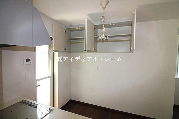 【キッチン背面収納】たっぷり入る吊戸棚を完備。