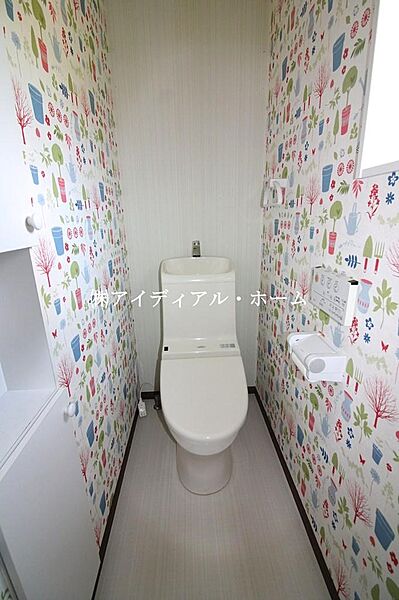 自然光を取り込め、いつでも爽やかに換気ができる窓付き仕様。