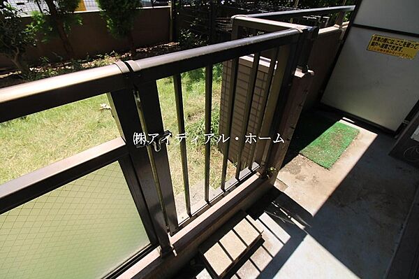 バルコニーから直接出入りできる専用庭つき。