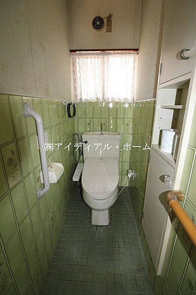 壁面・床面ともにタイル張りのレトロなトイレ。