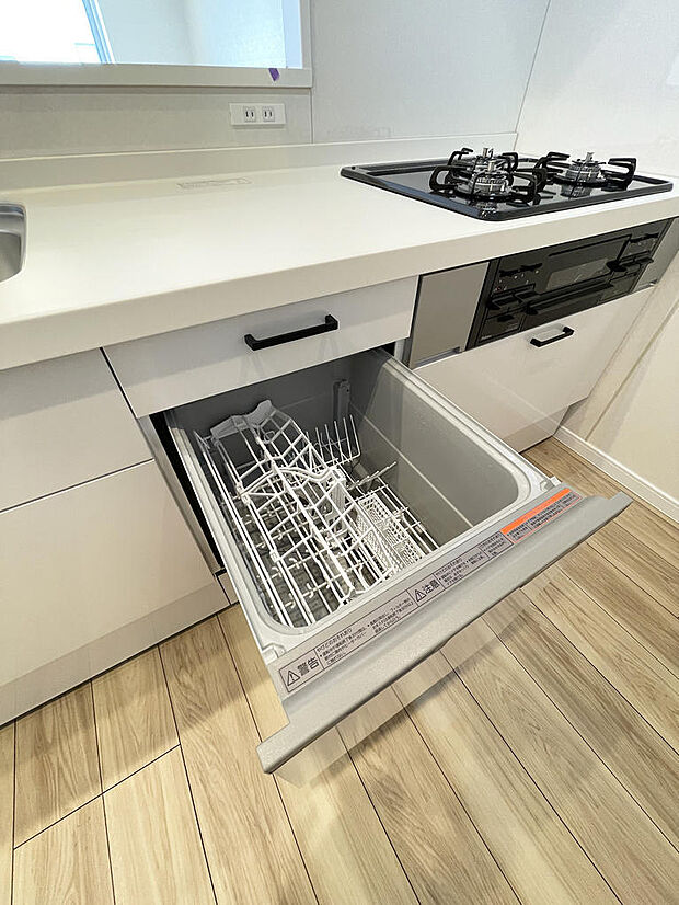 システムキッチンには食洗機を完備。手洗いの負担がなくなり、家事の時短に繋がります。