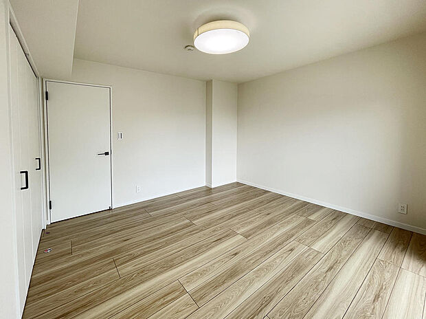 約7.6帖の洋室自然素材の優しさが広がる、木目のお部屋になっております。