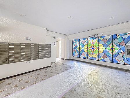 鮮やかなステンドグラスからやわらかな光が差し込む、レトロモダンなエントランスホール。白を基調とした明るく開放的な空間が、住まう人や訪れる人を華やかに迎えます。