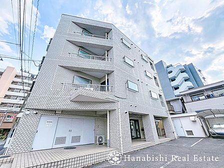 重厚感あるタイル貼りの外観が印象的。角地立地で開放感があり、落ち着いた住環境が魅力のレジデンスです。