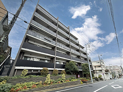外観：都市を鮮やかに描き出す、モノトーンの美学。洗練が息づくモダンレジデンス。