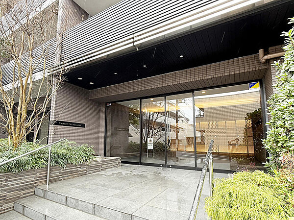 都心の喧騒を脱ぎ捨て、私邸へ。迎賓の心に満ちたモダンなエントランス。