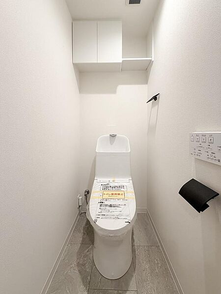 白を基調とした清潔感のあるトイレ。